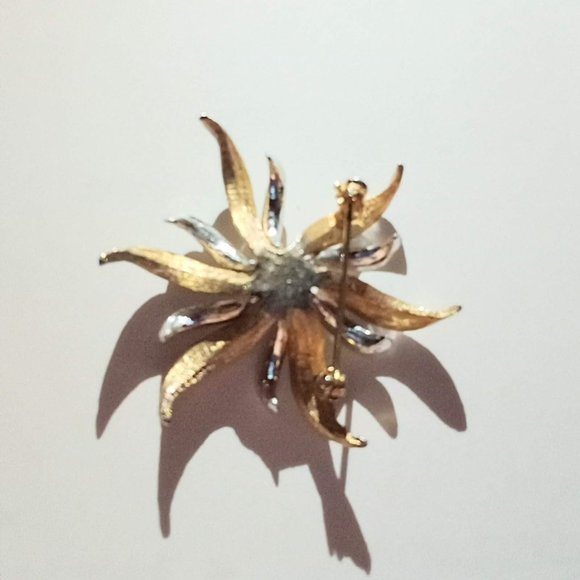 Vintage Elegant Flower Gold-tone and Silver-ton Brooch Pin Flower Star Pearl - Picture 2 of 3